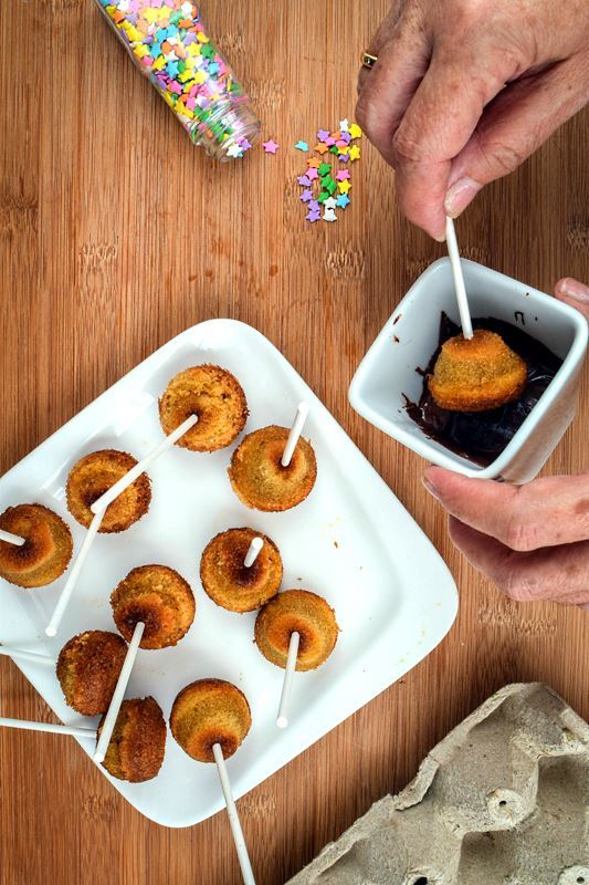 How to Use a Cake Pop Baking Mold for Perfect Party Treats