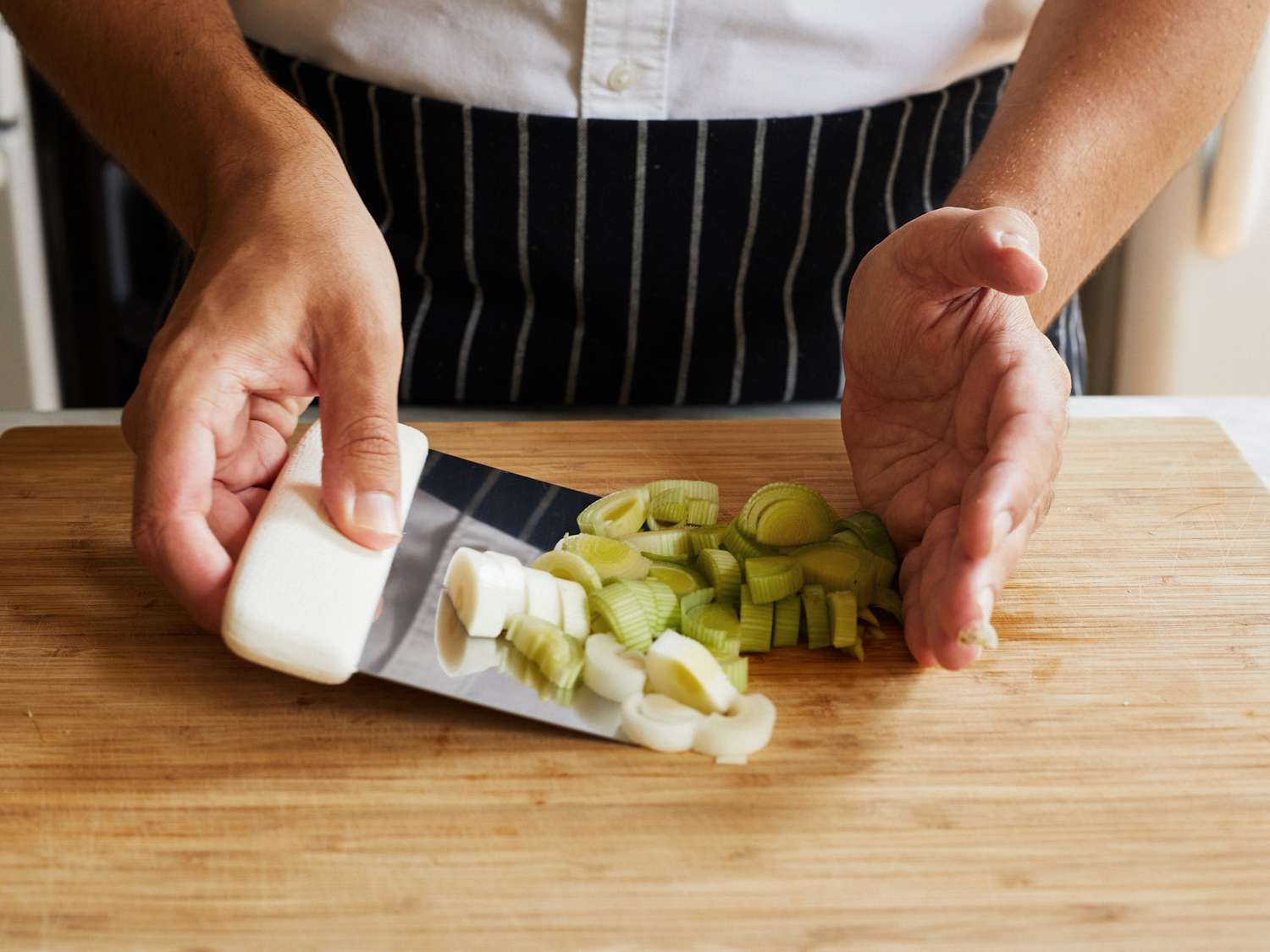 Dough Scraper Buying Guide: How to Choose the Perfect Tool for Your Kitchen