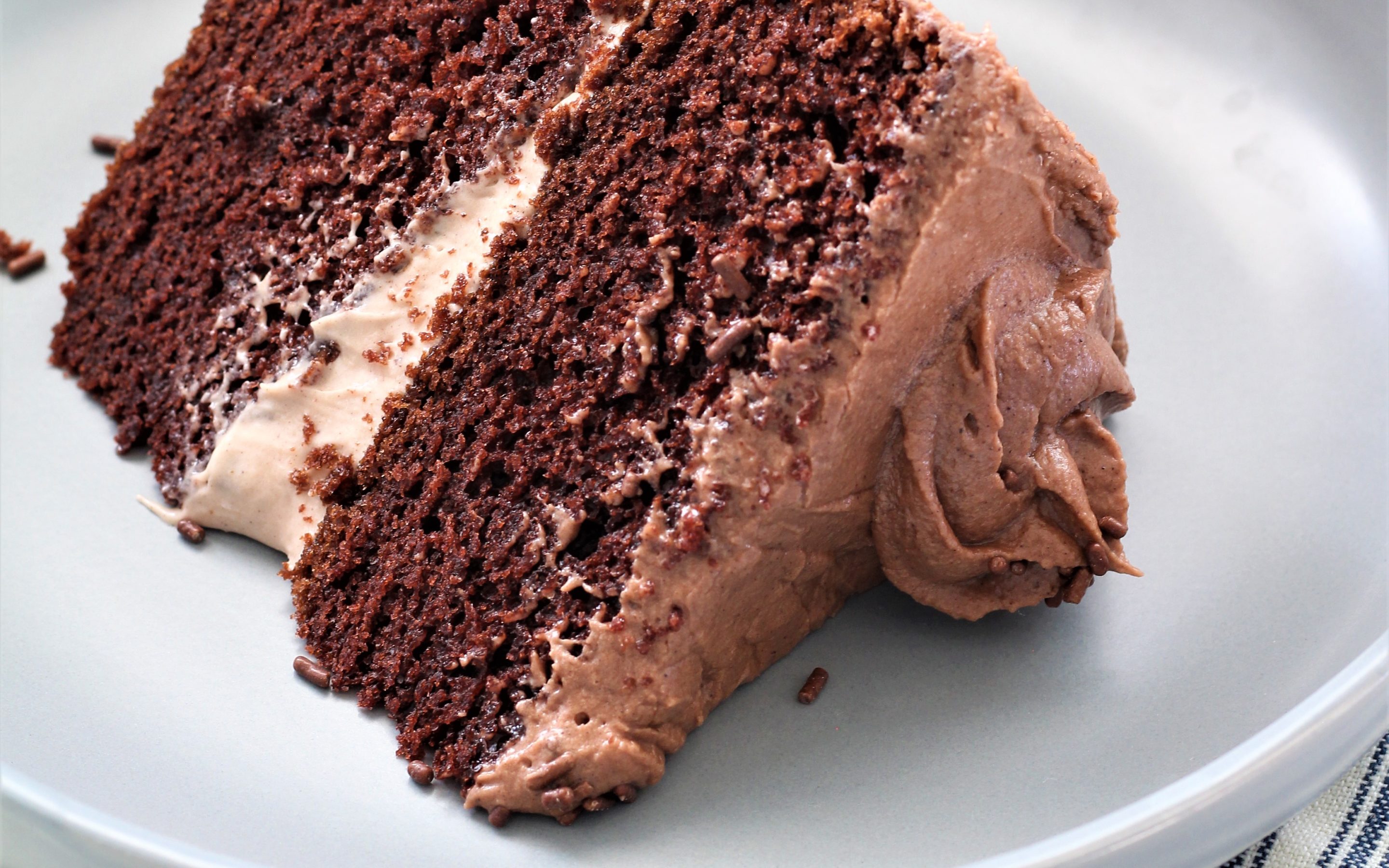 Delicious Chocolate Cake with Vanilla Frosting: A Heavenly Dessert