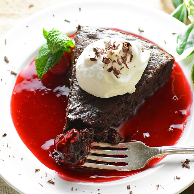 Yummy Raspberry Flourless Chocolate Cake: Simple and Quick