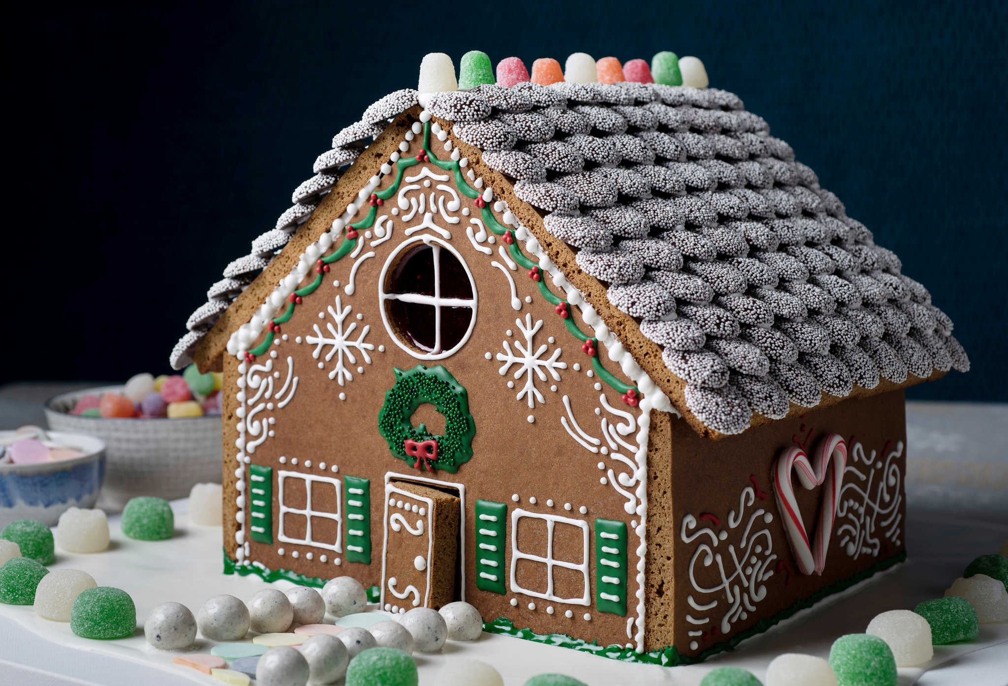 Get the Perfect Gingerbread House: Choosing the Right Baking Mold