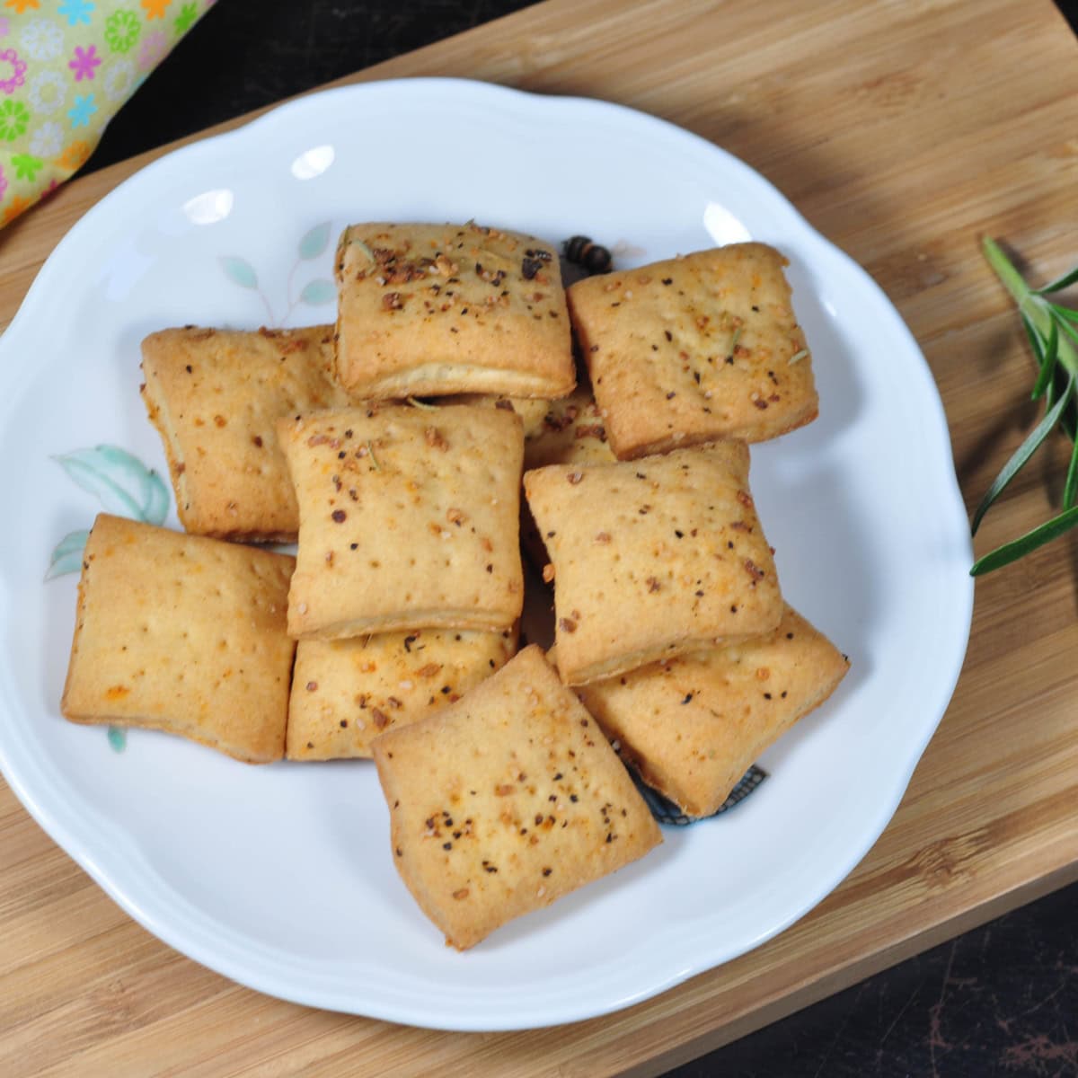 Make Garlic Soda Crackers at Home: Quick and Delicious Guide