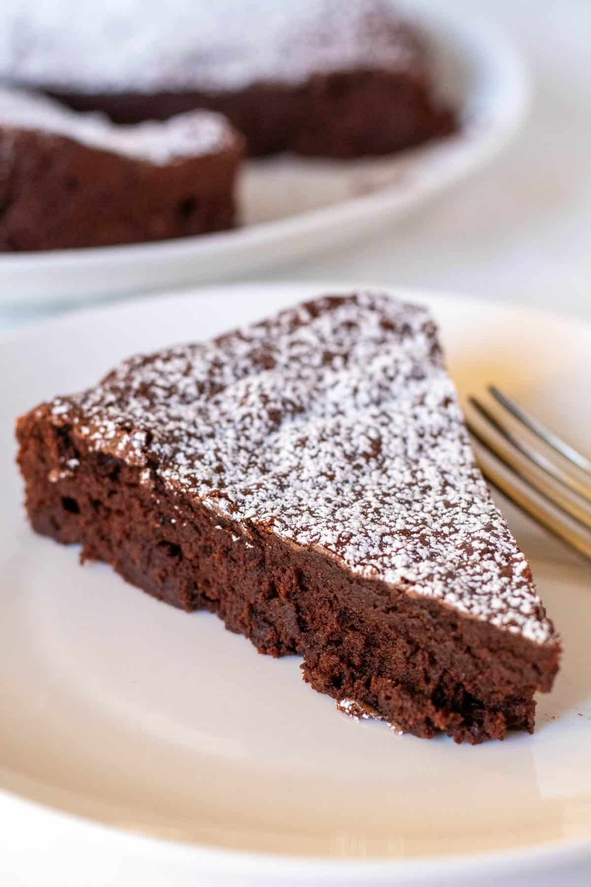 Chocolate Cake with Bittersweet Chocolate: A Classic Dessert That Will Impress Your Family.