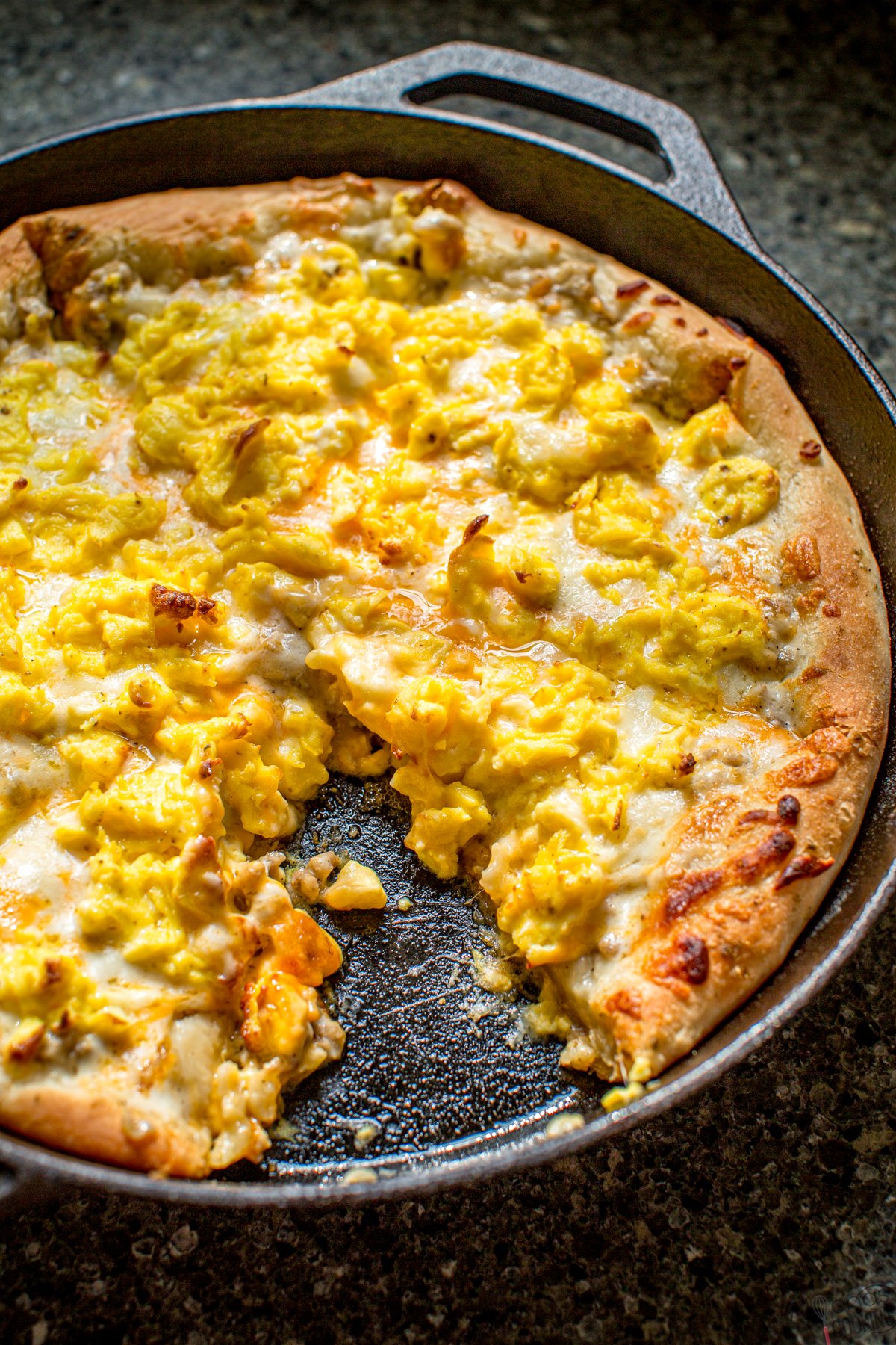 Biscuit Crust Breakfast Pizza: Easy Recipe with Gravy!