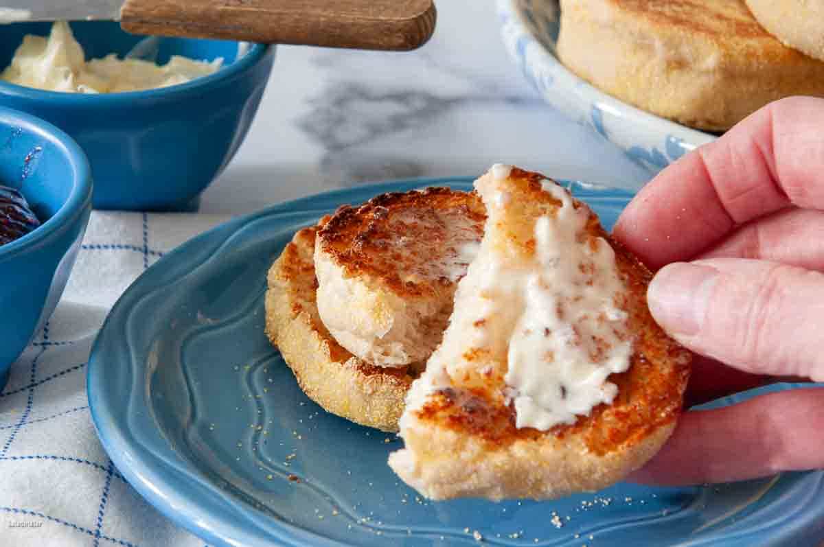 Looking for an easy snack? An english muffin with honey takes just minutes to prepare and enjoy anytime.
