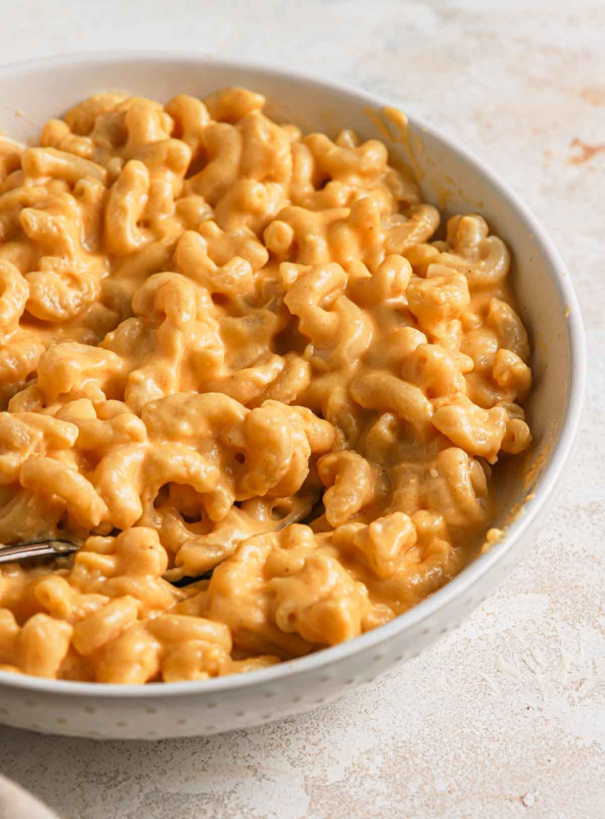 Want a unique party food idea? Try this crowd pleasing macaroni and cheese cake recipe tonight.
