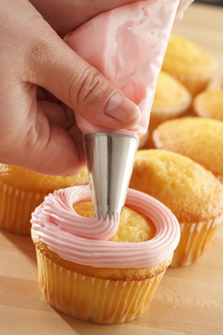 Want perfect cupcakes without sticking? Choose the right cupcake molder with these helpful buying guide tips now.
