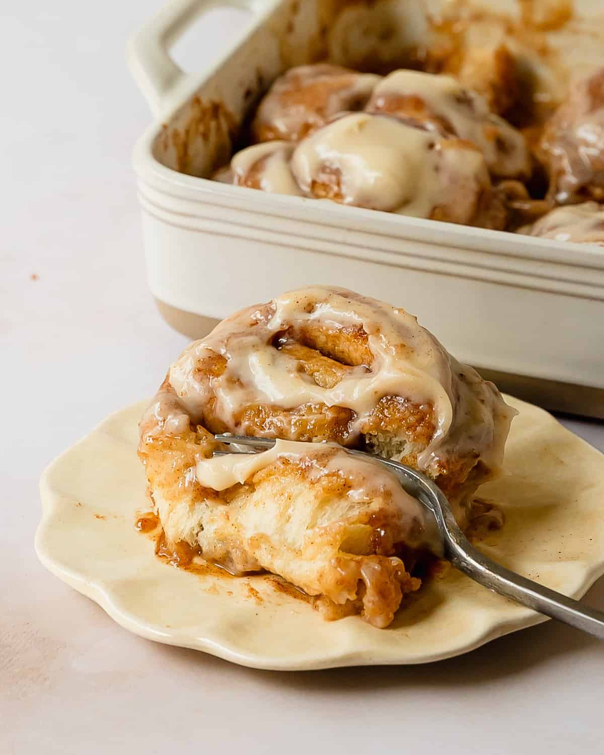 How to make gooey cinnamon rolls made with heavy whipping cream? Try this super simple recipe now.