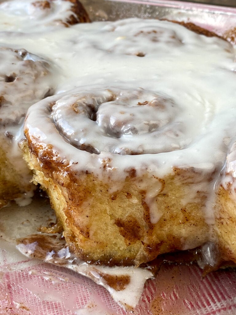 How to make gooey cinnamon rolls made with heavy whipping cream? Try this super simple recipe now.