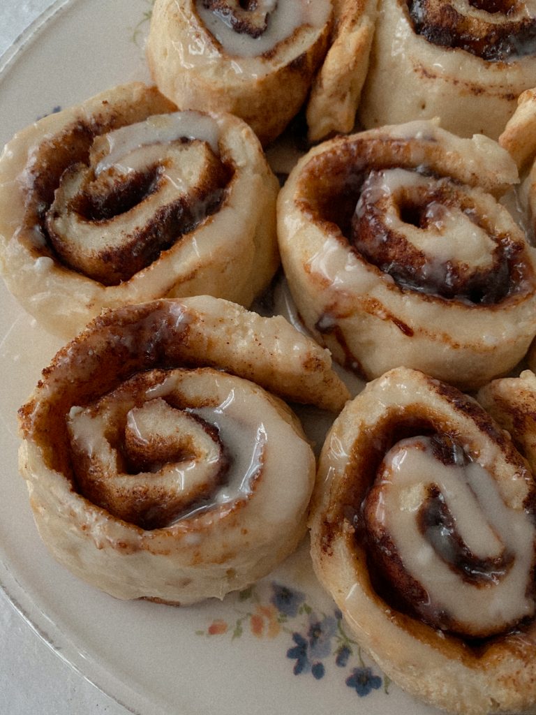 Making perfect gluten free cinnamon rolls no yeast at home: Try this reliable recipe for your next breakfast.