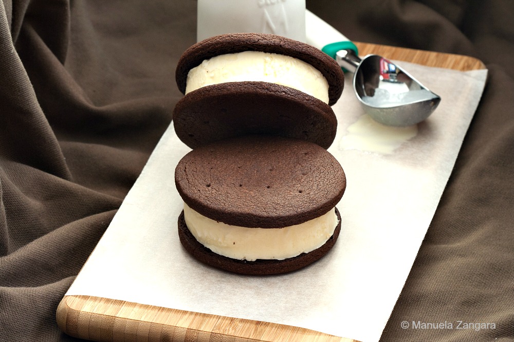 Vanilla and chocolate sandwich cookies for parties? (Yes! Wow your guests easily)