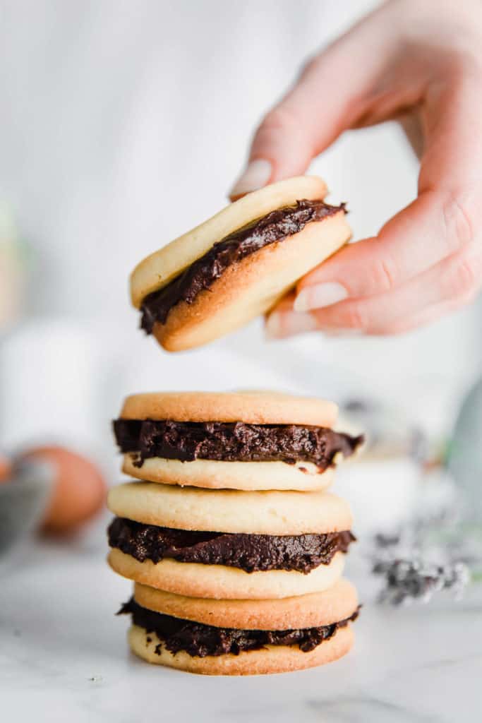 Vanilla and chocolate sandwich cookies for parties? (Yes! Wow your guests easily)
